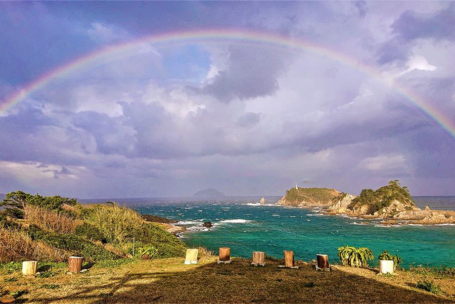 立小島と虹